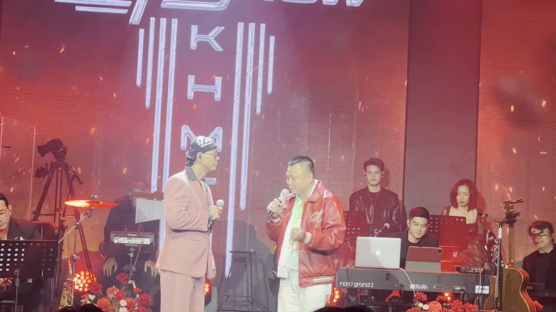 Phan Đinh Tùng tấu hài cùng Tự Long