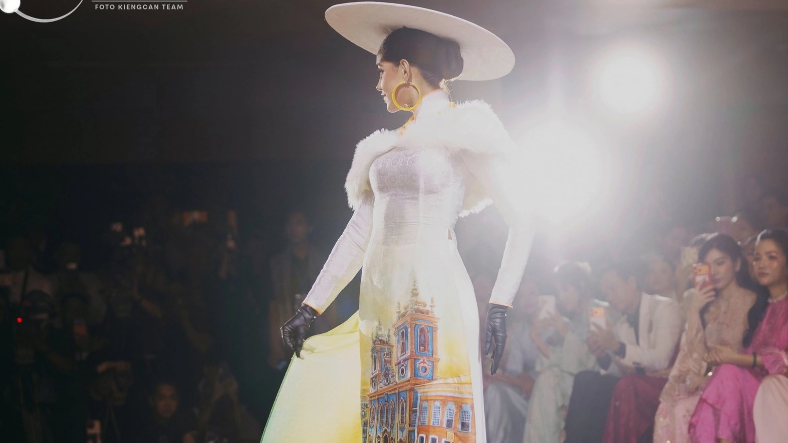 Hoa hậu Brazil diễn áo dài