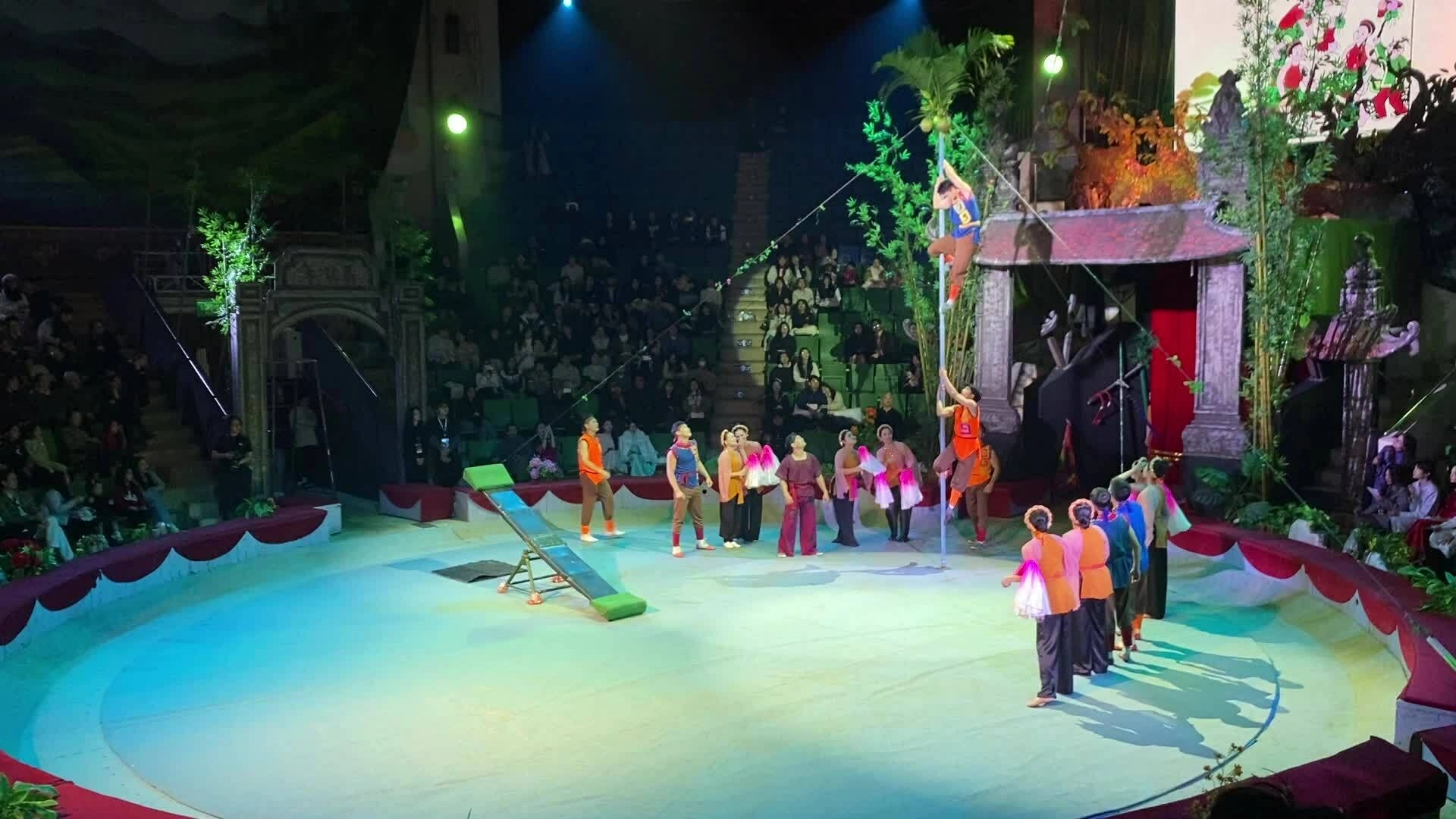 Trích đoạn cảnh hội làng trong vở diễn xiếc "Ký ức làng Hồ"