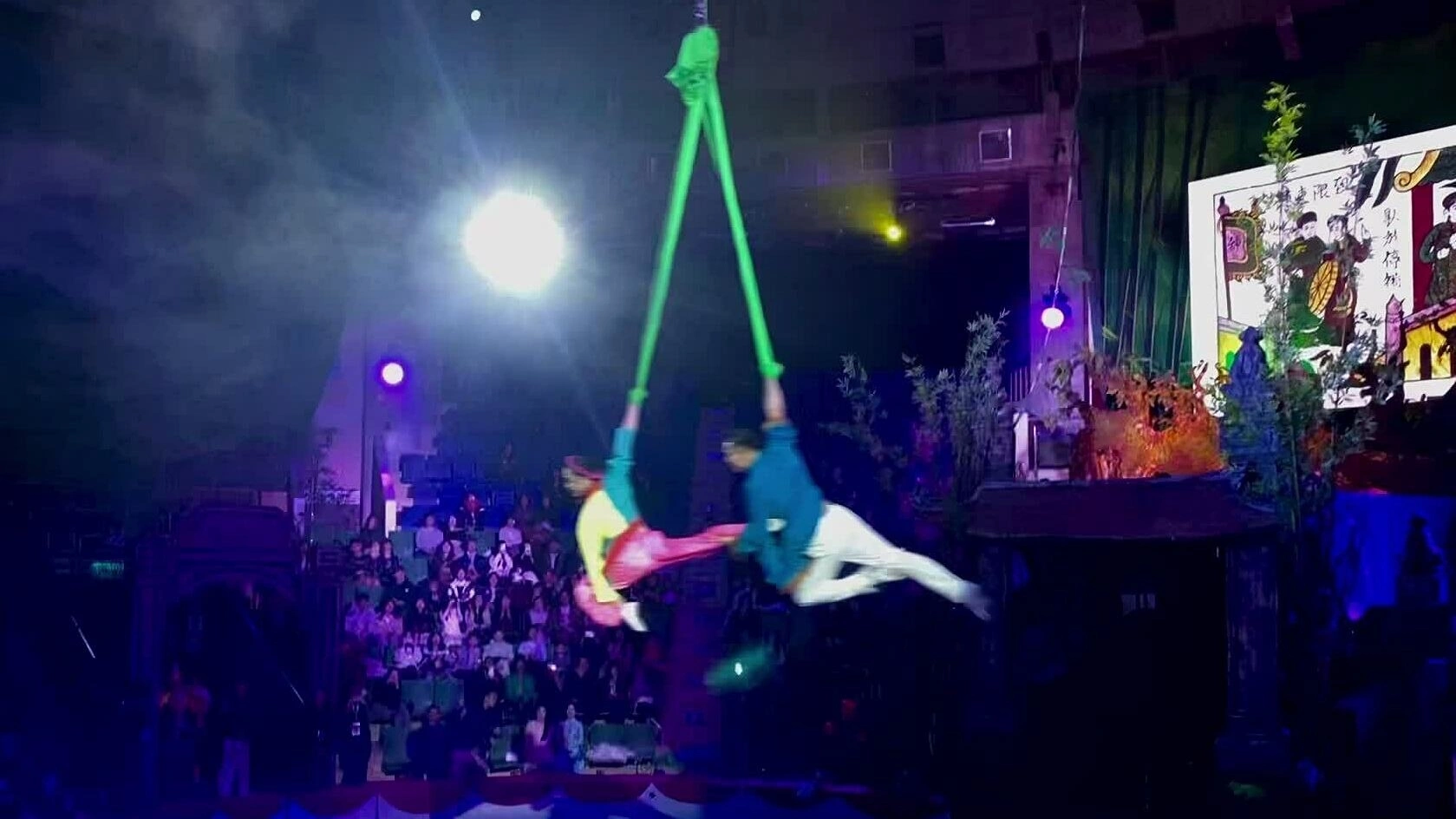 Trích đoạn 'Đu quan họ' trong vở diễn xiếc 'Ký ức làng Hồ'