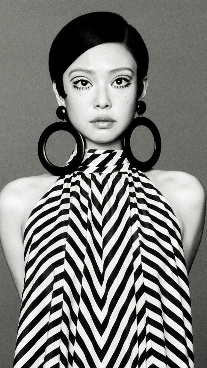 Jennie: 'Tôi như đứa trẻ chập chững bước ra thế giới'