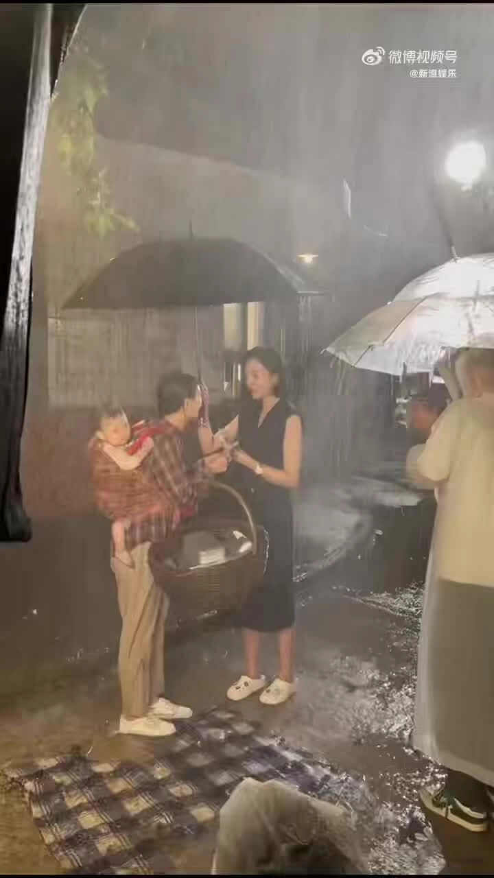 Phim ngắn bị xóa bỏ vì để em bé dầm mưa trong đêm