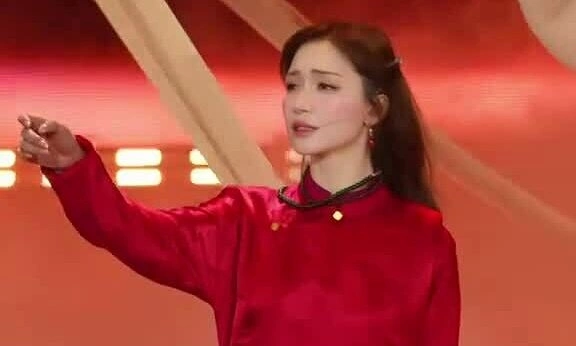 Cận cảnh màn đu dây của Hòa Minzy trong concert