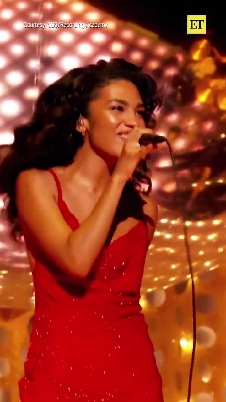 Olivia Dean hát 'Man I Need' ở Grammy 2026