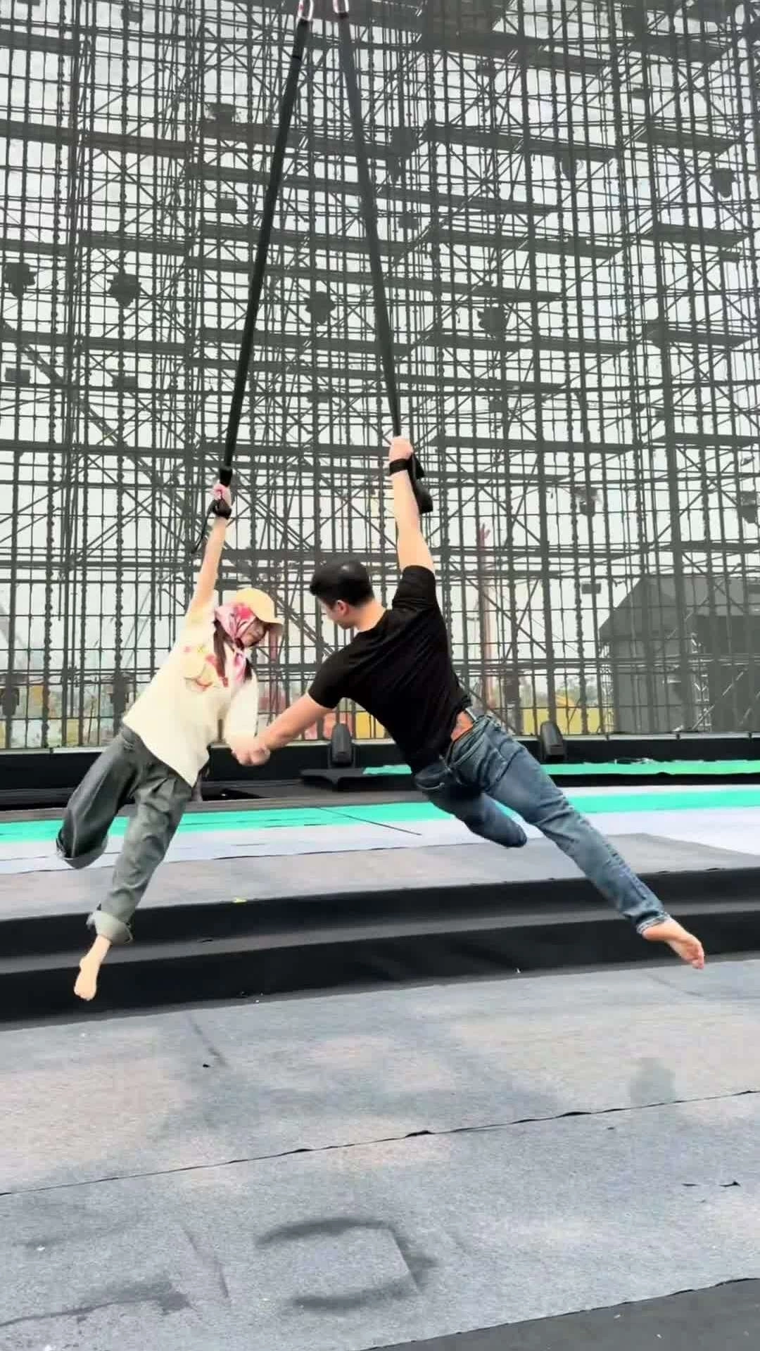 Tiết mục đu dây của Hòa Minzy tại concert gây tranh luận