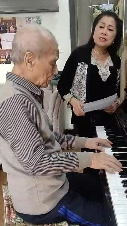 Nghệ sĩ Trần Hiếu tập hát cùng vợ