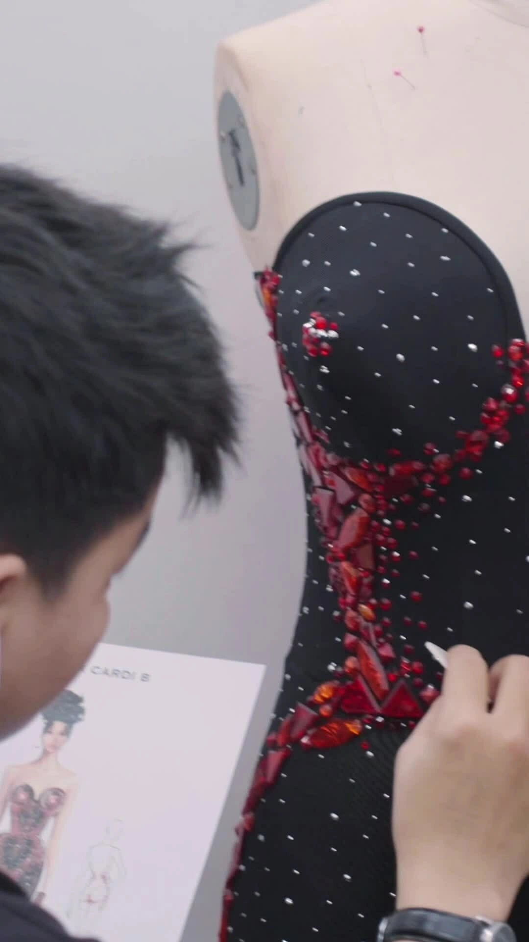 Hậu trường êkíp Đỗ Long thực hiện trang phục cho Cardi B