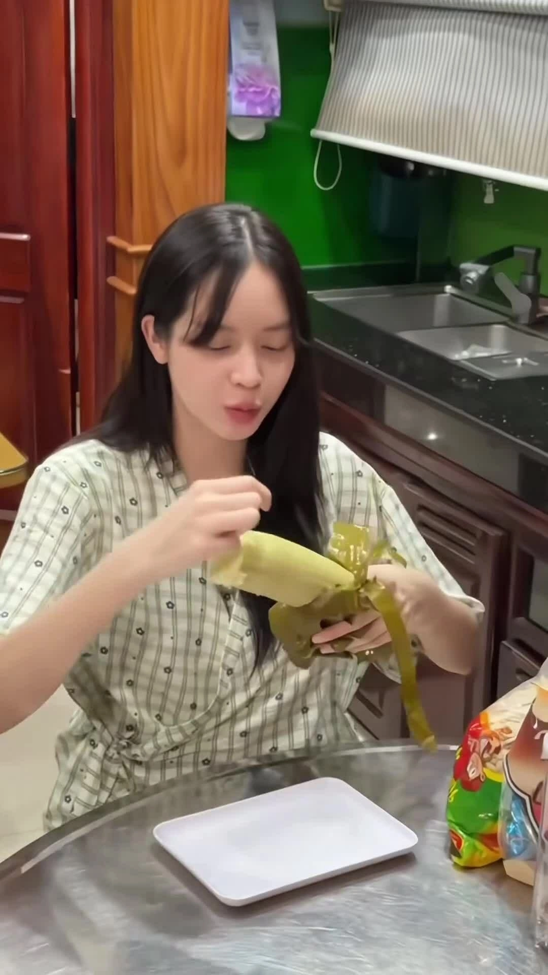 Thanh Thủy chuẩn bị mâm cúng giao thừa bên gia đình