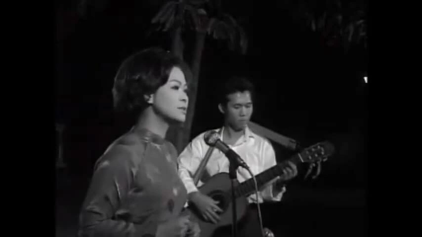 Khánh Ly hát ca khúc "Ru ta ngậm ngùi" thời trẻ