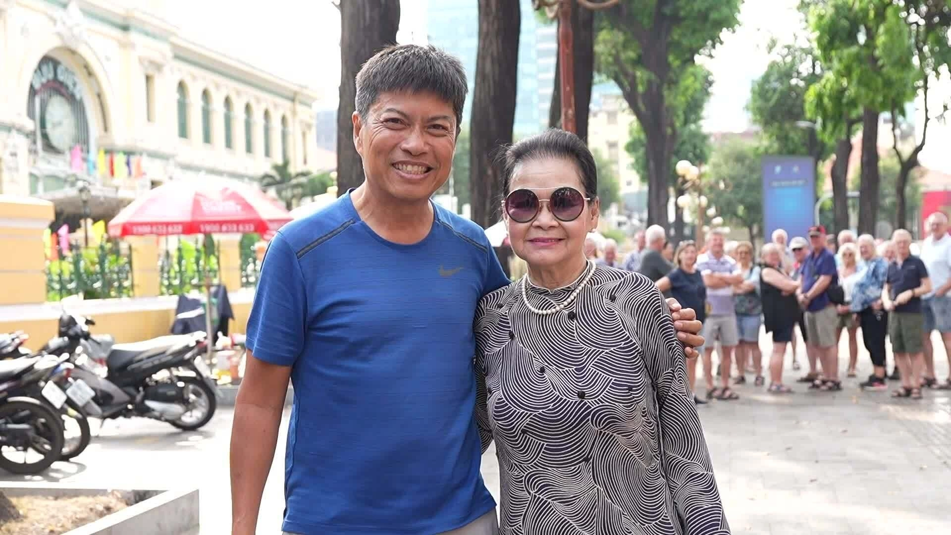 Người hâm mộ bất ngờ khi gặp danh ca Khánh Ly trên phố