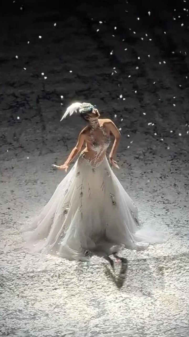 Dương Lệ Bình biểu diễn ở tuổi 67