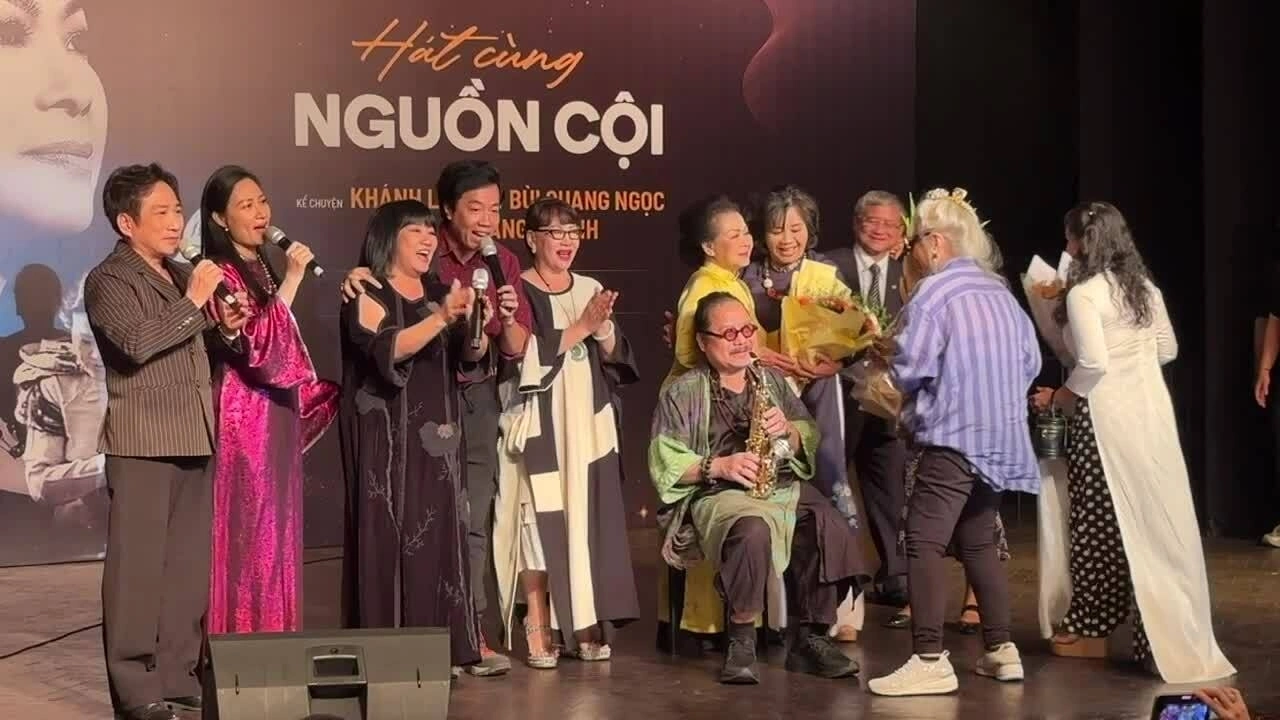 Nghệ sĩ hát Nối vòng tay lớn (Trịnh Công Sơn) ở cuối chương trình