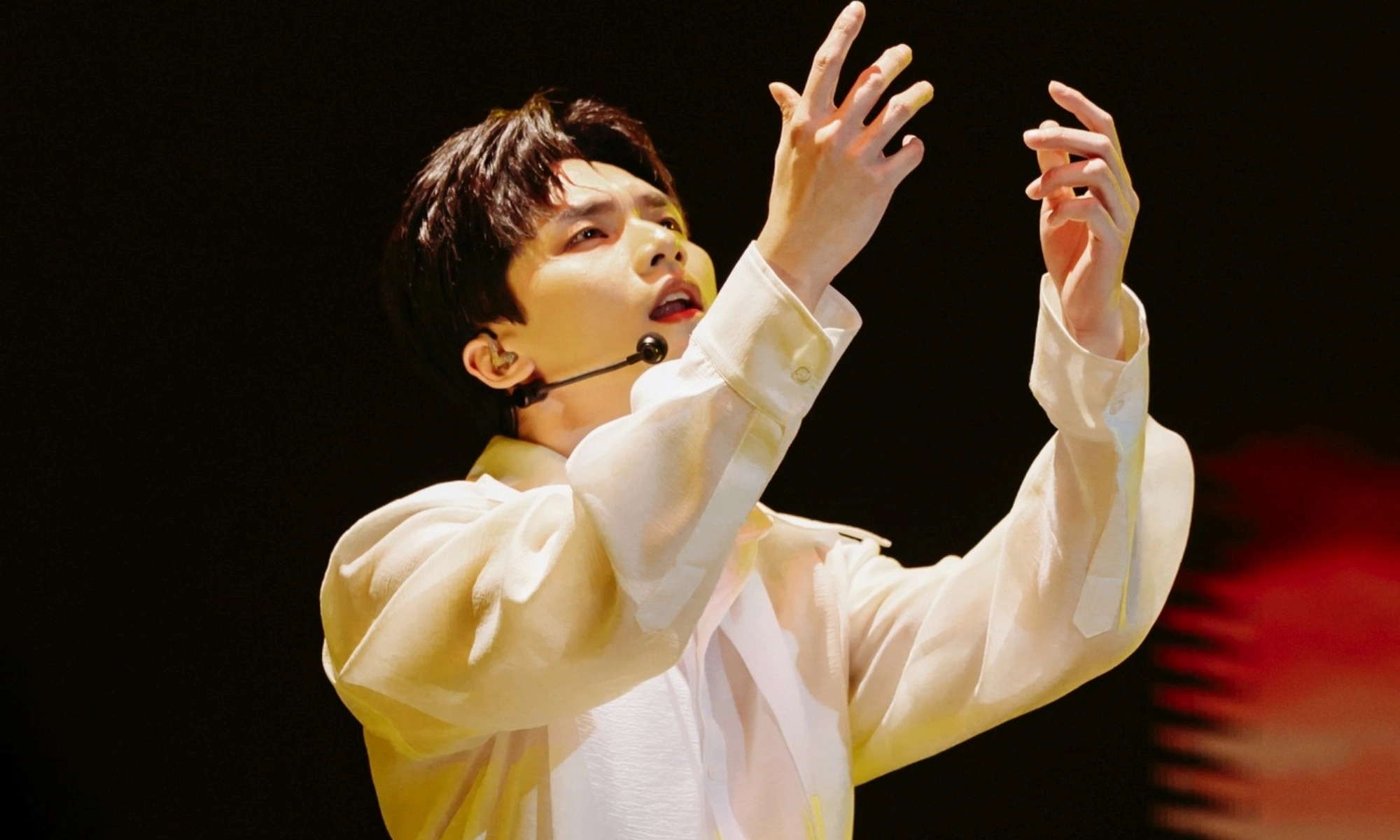 Vương Bình diễn 'Không biết phải nói gì, không biết phải làm sao' tại Anh trai say hi