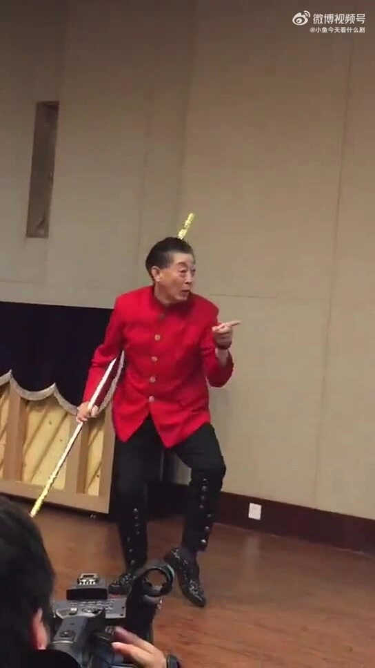 'Tôn Ngộ Không' Lục Tiểu Linh Đồng trổ tài múa gậy Như Ý