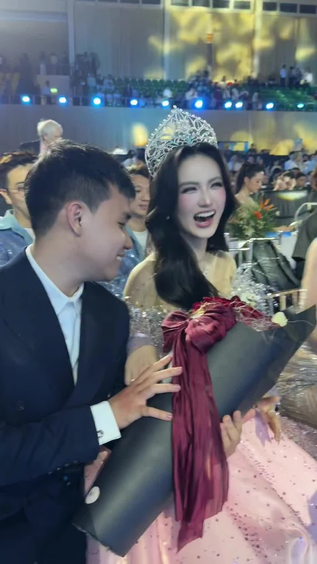 Bạn trai cổ vũ Ý Nhi tại Miss World Vietnam 2025