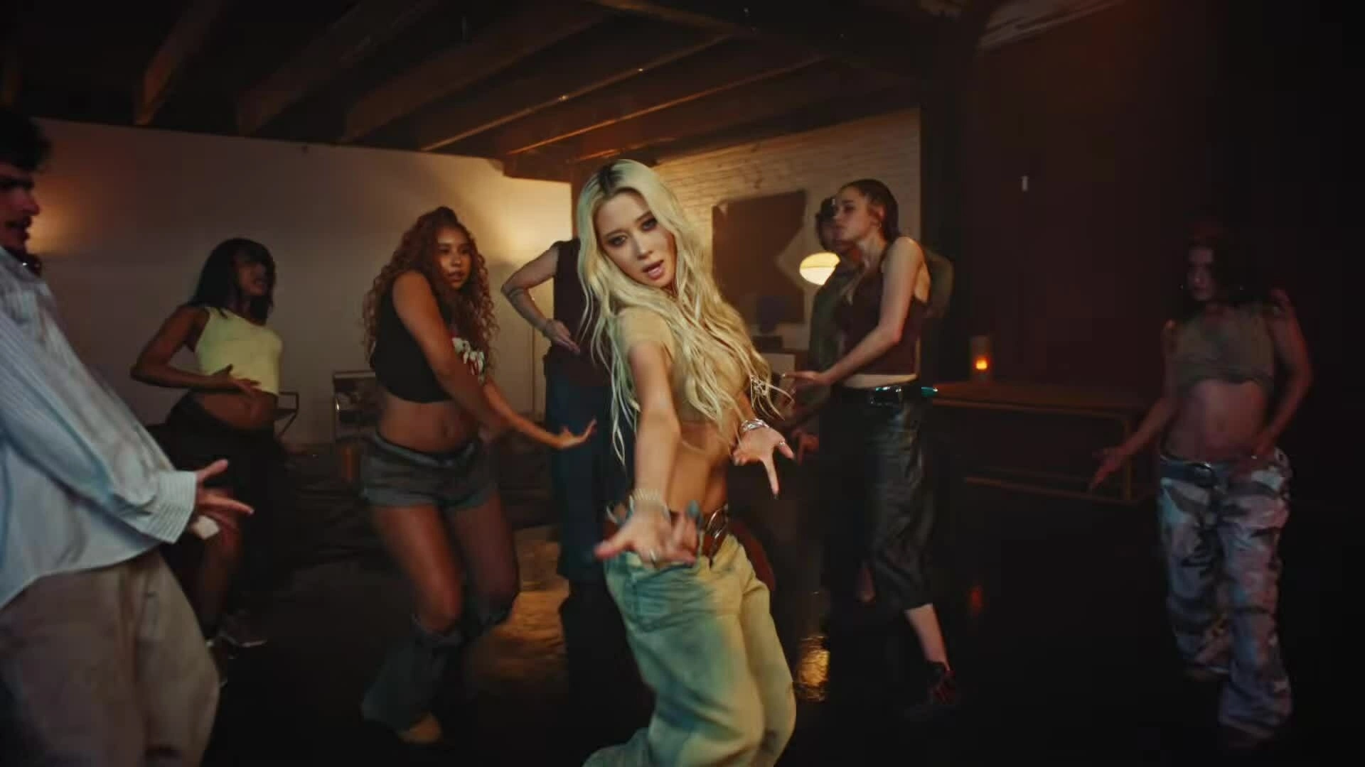 Con gái Angelina Jolie phô diễn vũ đạo trong MV Kpop