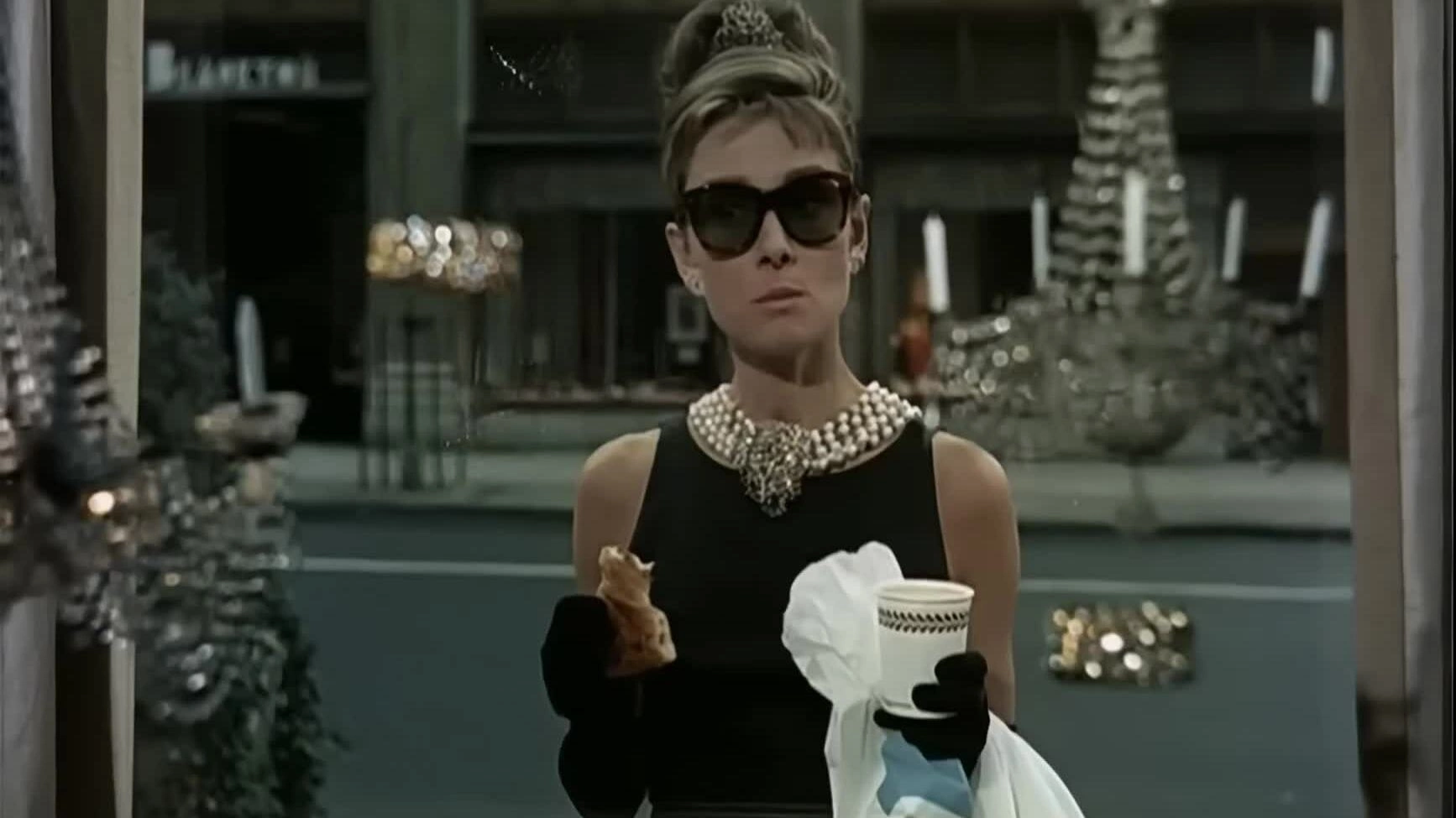 Cảnh mở đầu của Audrey Hepburn trong Breakfast at Tiffany's