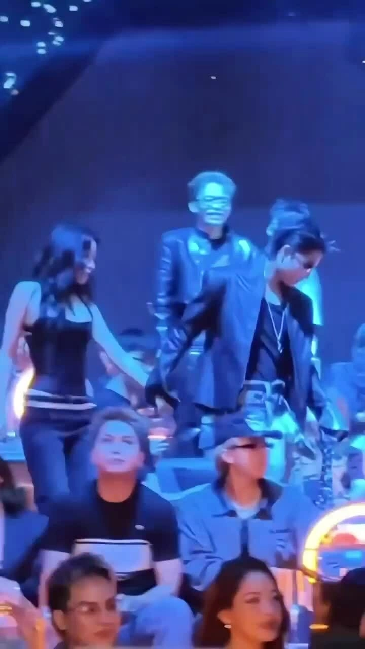 Tăng Duy Tân, Bích Phương tay trong tay dự sự kiện