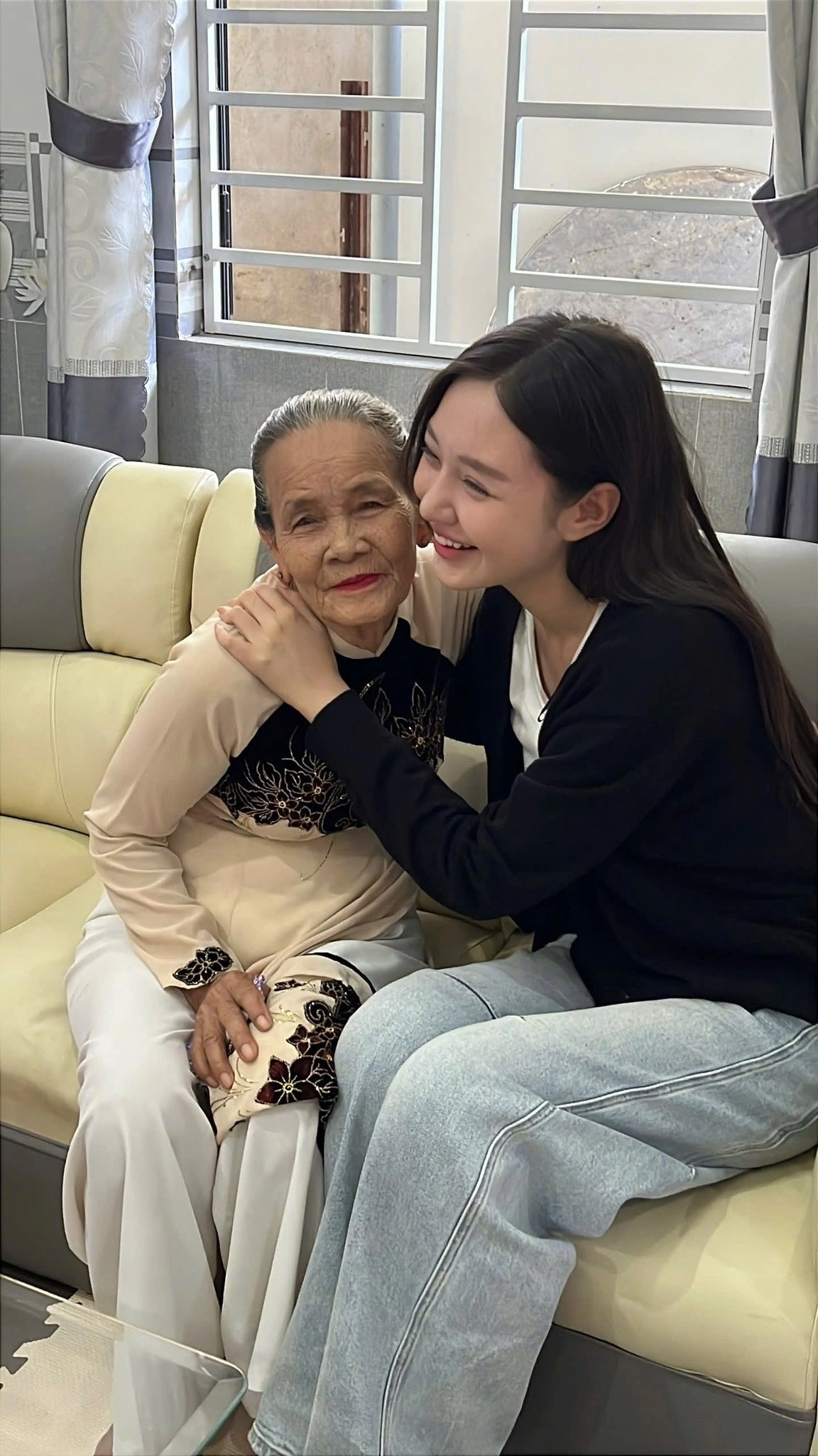 Hai á hậu Miss World Vietnam về quê