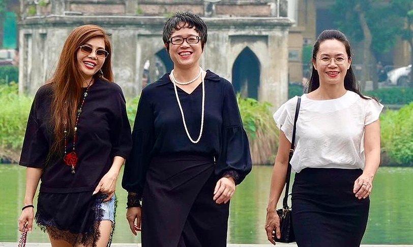 Tam ca 3A hát "Ngẫu hứng sông Hồng" bên bờ hồ Hoàn Kiếm