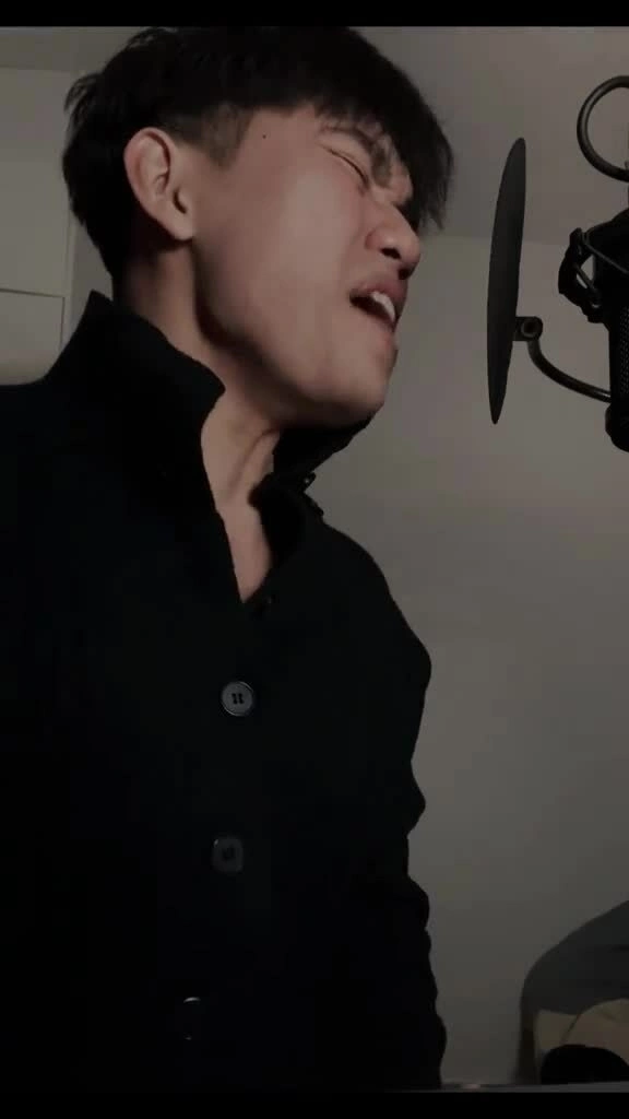 Con trai Minh Anh hát "Love in the Dark"