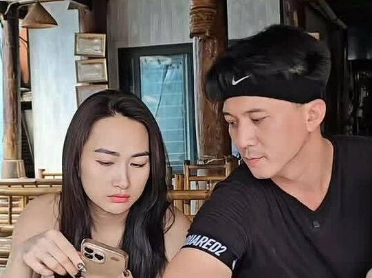Hà Việt Dũng quay TikTok cùng vợ