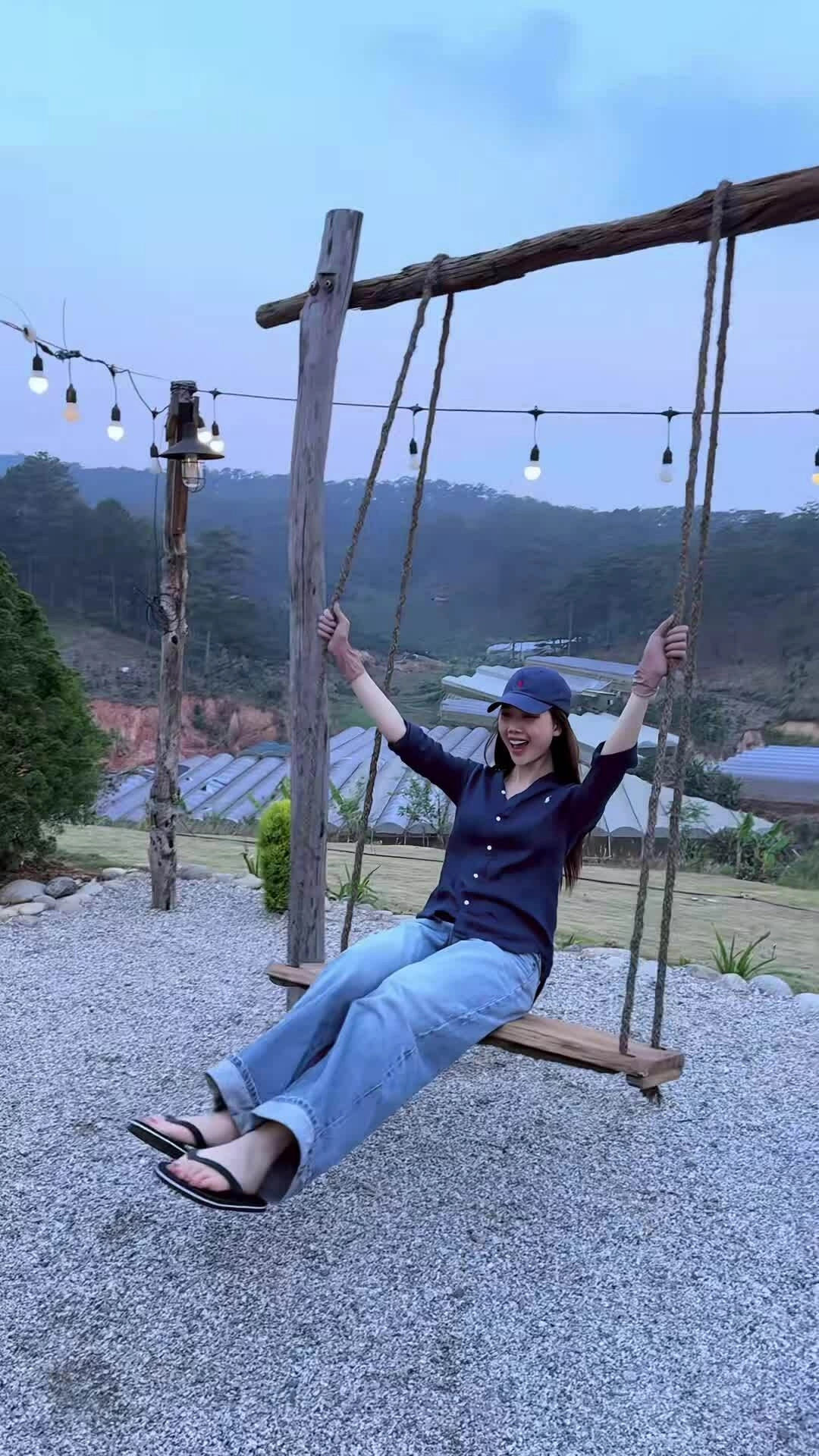 Bùi Quỳnh Hoa thư giãn tại nông trại Đà Lạt