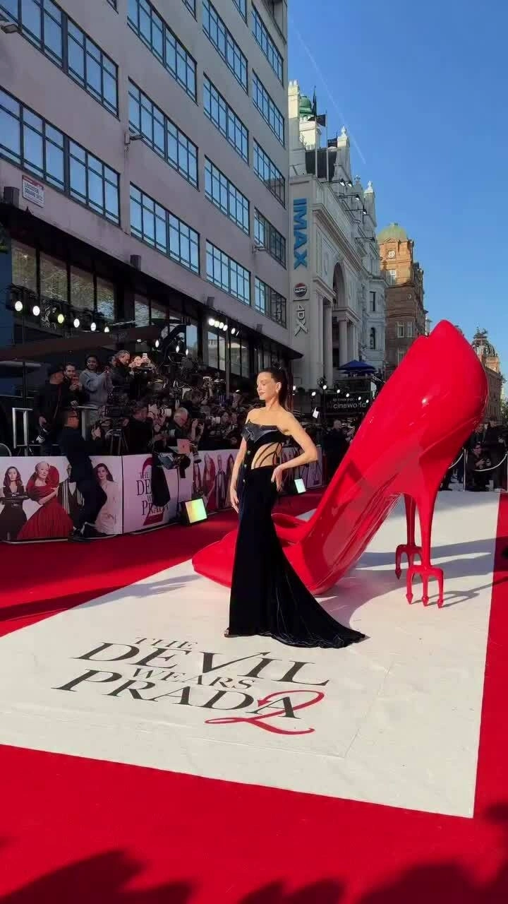Anne Hathaway trên thảm đỏ ở London