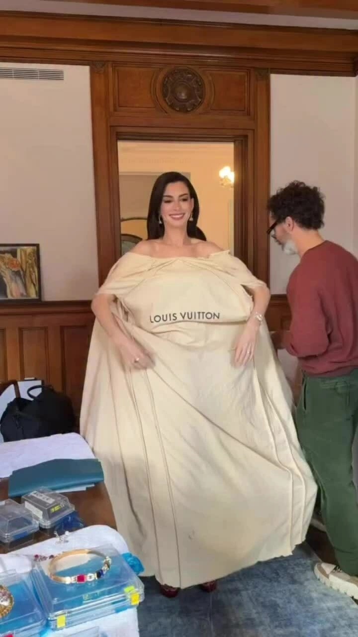 Anne Hathaway trên thảm đỏ ở New York