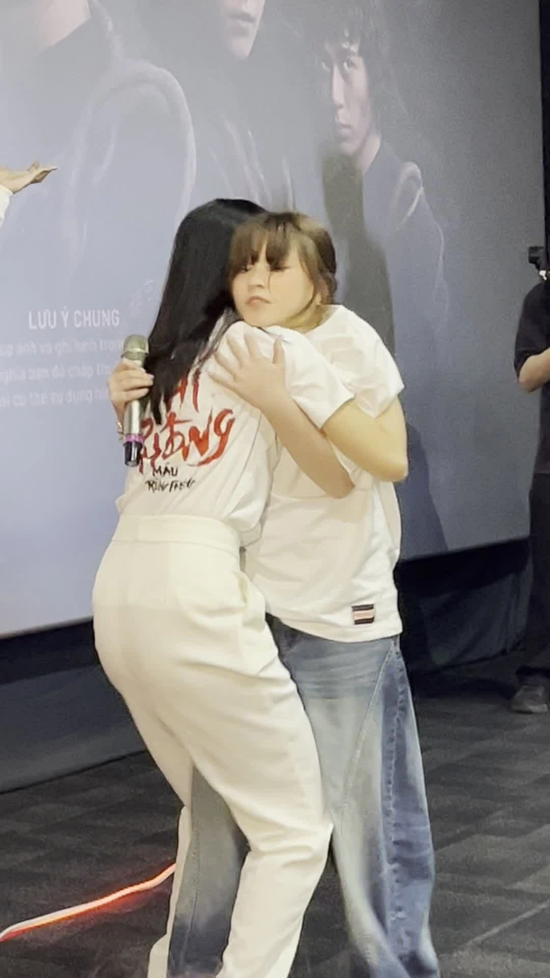 Sao nhí Thái Lan Nina diễn cảnh bị quỷ nhập ở buổi giao lưu phim 'Phí Phông'