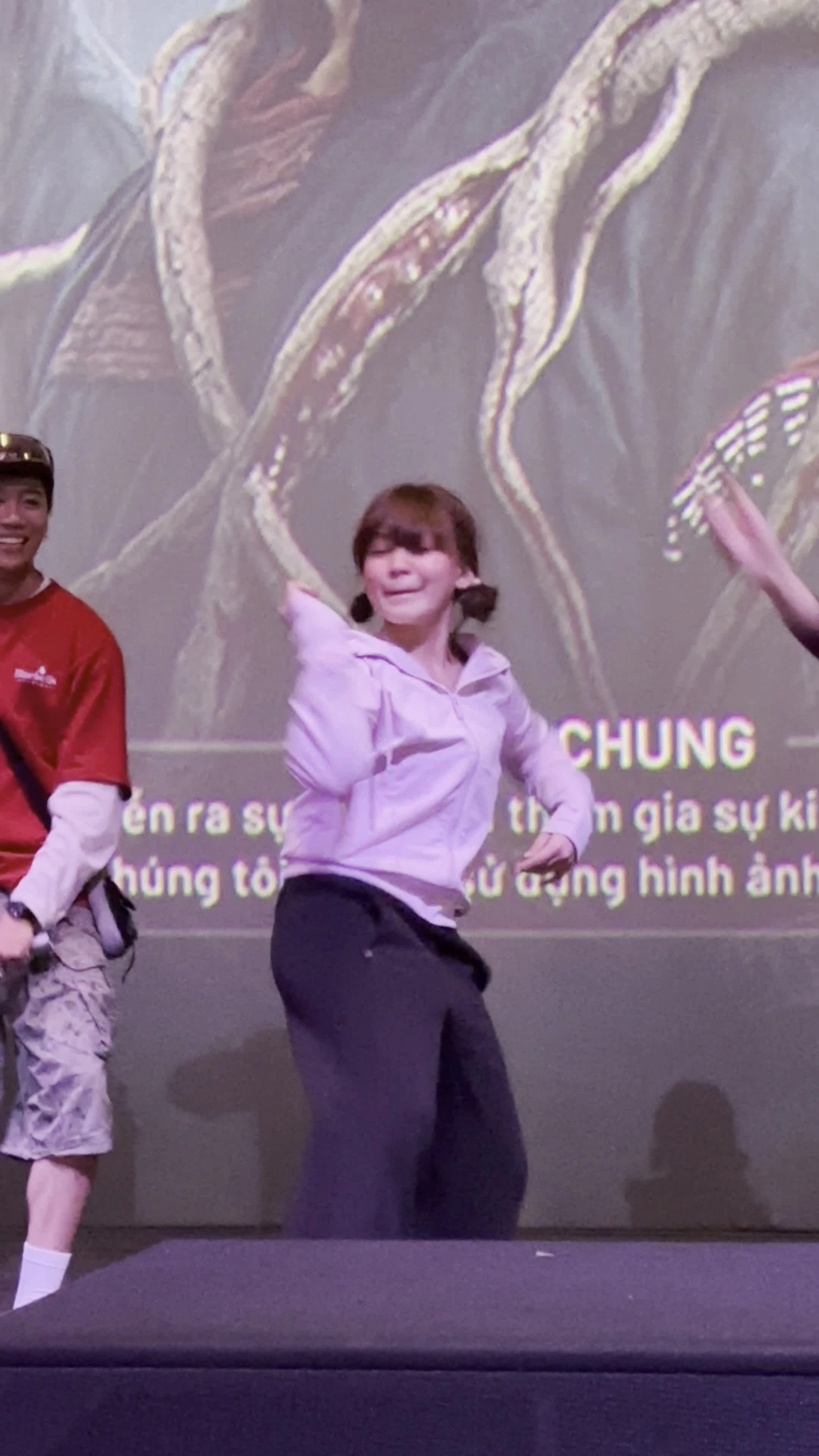 Sao nhí Thái Lan Nina thể hiện vũ đạo khi giao lưu khán giả Việt