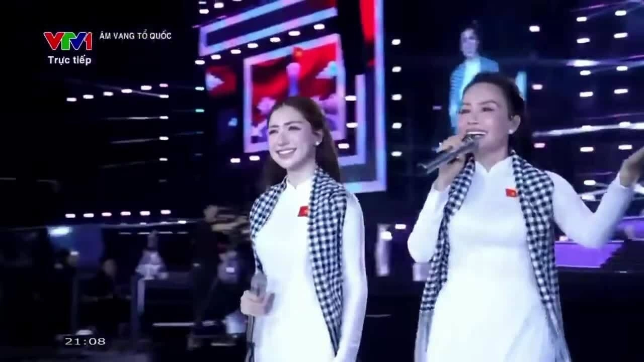Cẩm Ly, Hòa Minzy hát 'Người Việt mình thương nhau' trong concert 'Âm vang Tổ Quốc'
