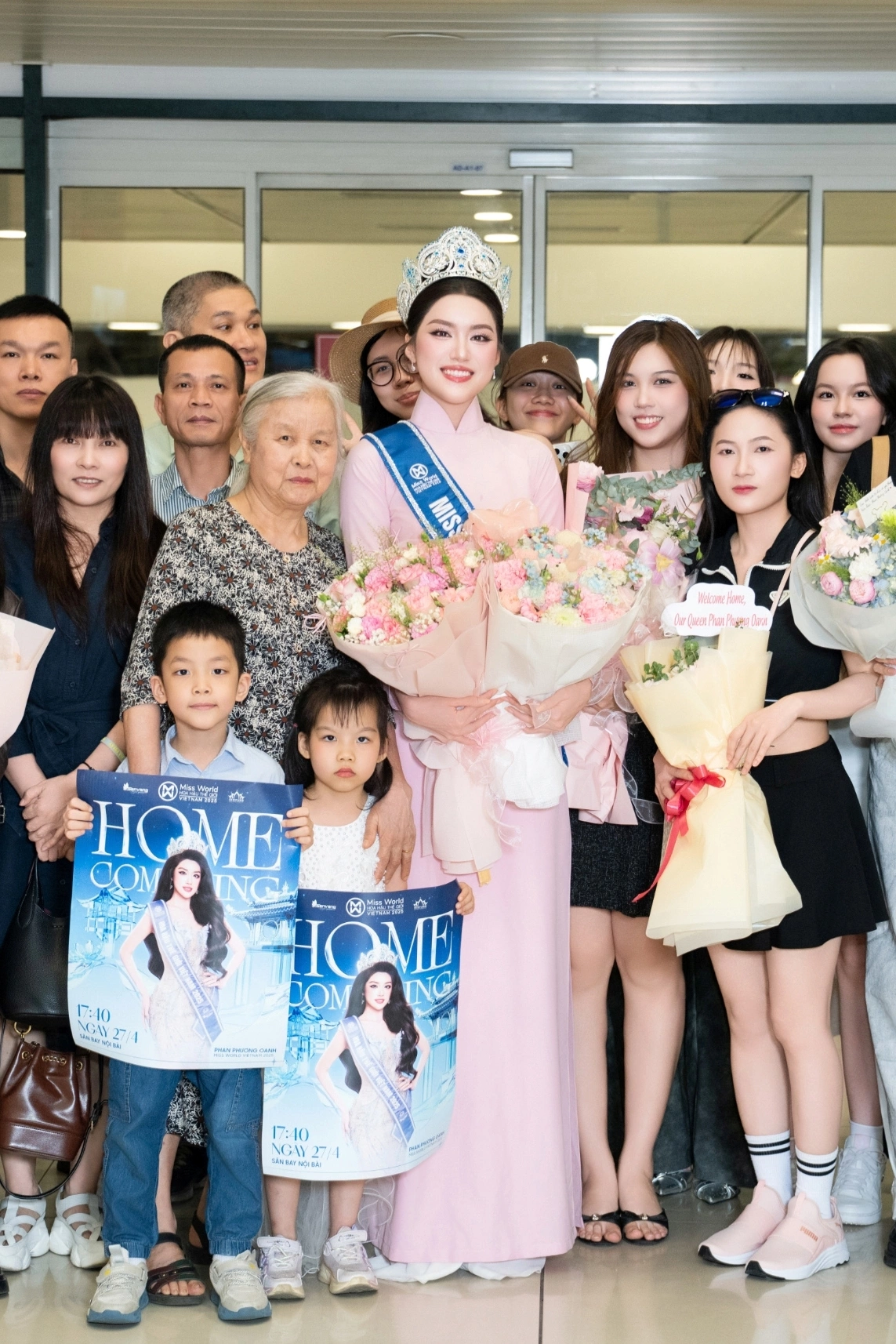 Hoa hậu Phan Phương Oanh về nhà sau một tháng đăng quang