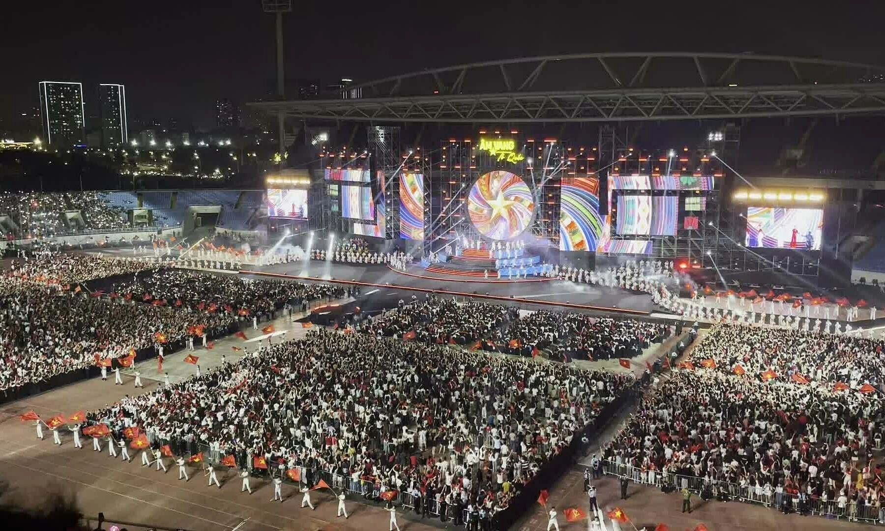 Khán giả hát vang ca khúc 'Nối vòng tay lớn' tại concert