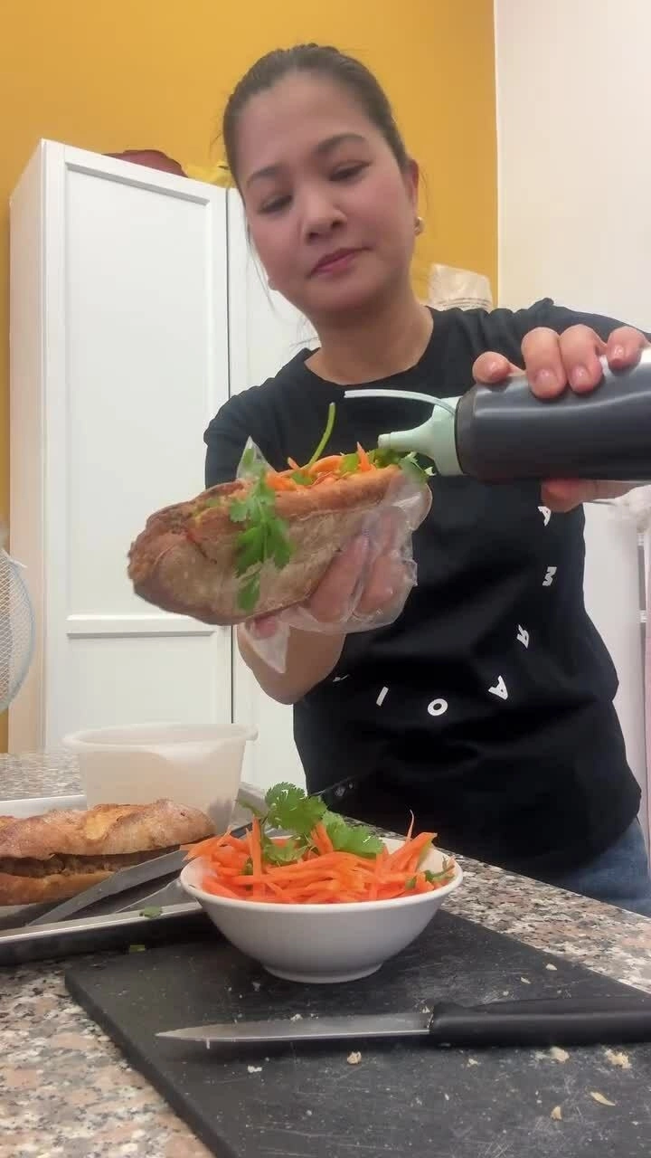 Kim Ngân chế biến bánh mì