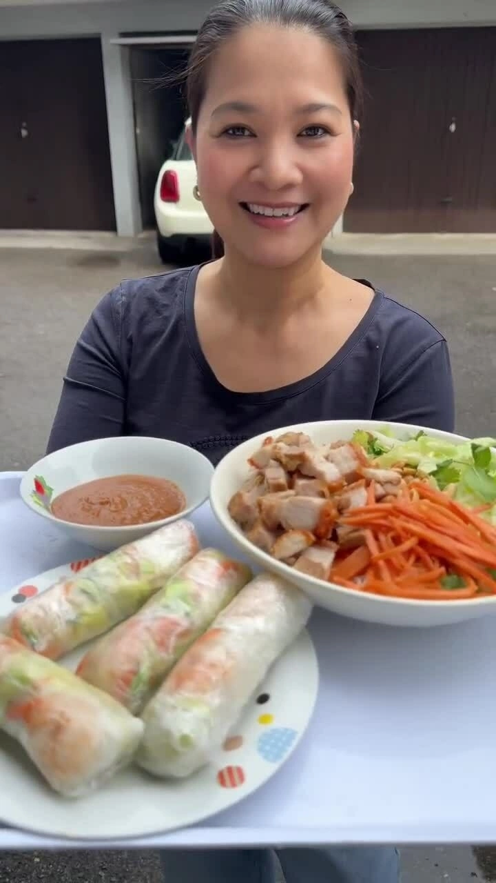 Kim Ngân 'Người đàn bà yếu đuối' giới thiệu món bún thịt nướng, gỏi cuốn