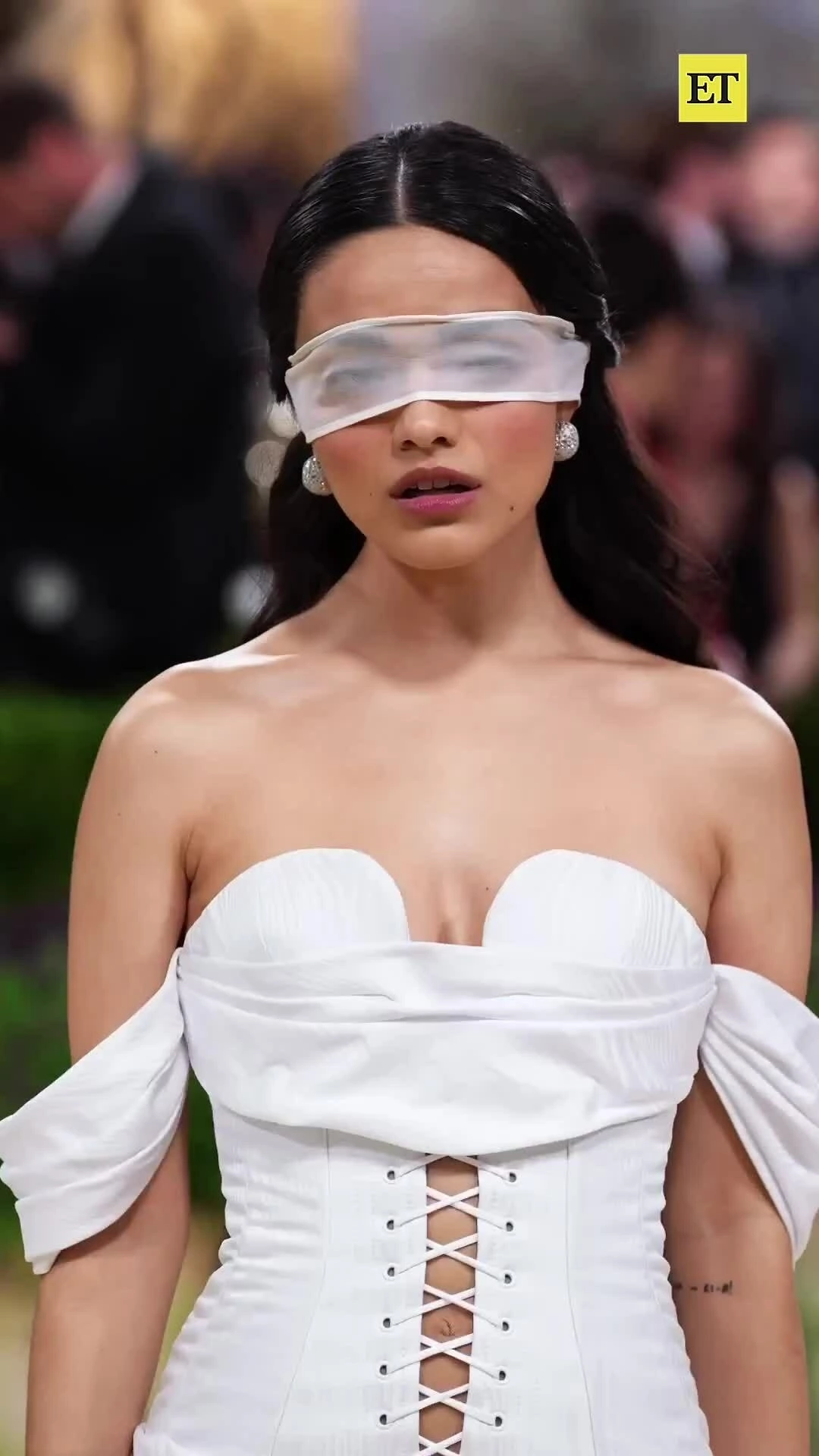 Rachel Zegler ở Met Gala 2026