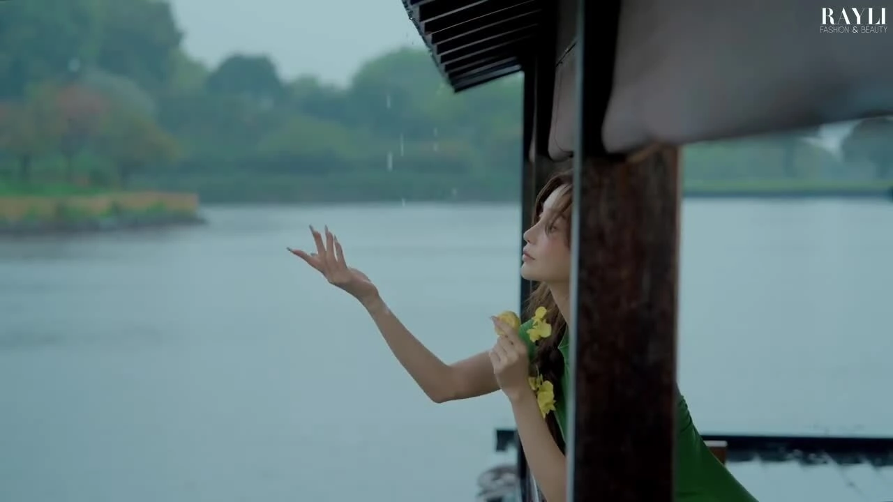 Angelababy cầm ô trên thuyền hoa