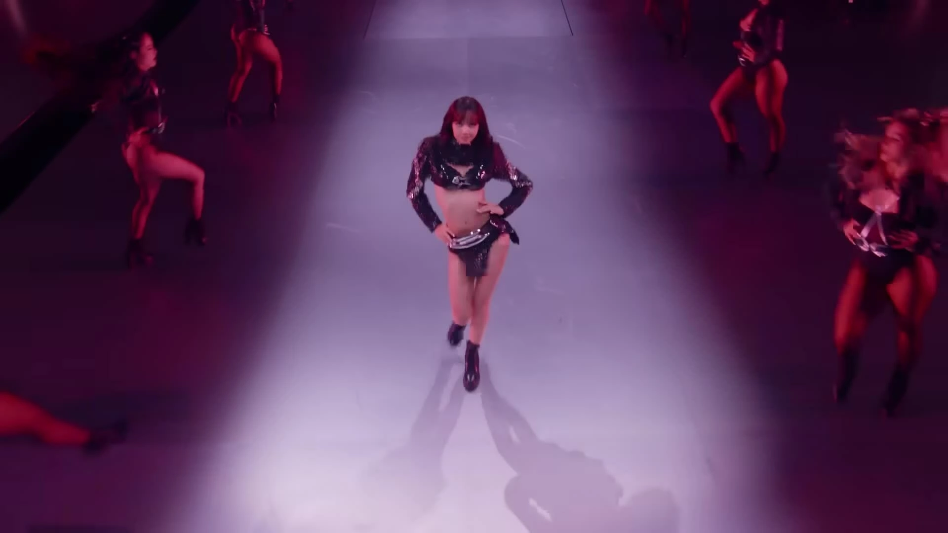 Lisa biểu diễn ca khúc "Rockstar" tại Victoria's Secret 2024