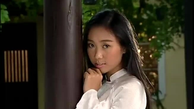 Đoan Trang hát "Ngày xưa Hoàng Thị"