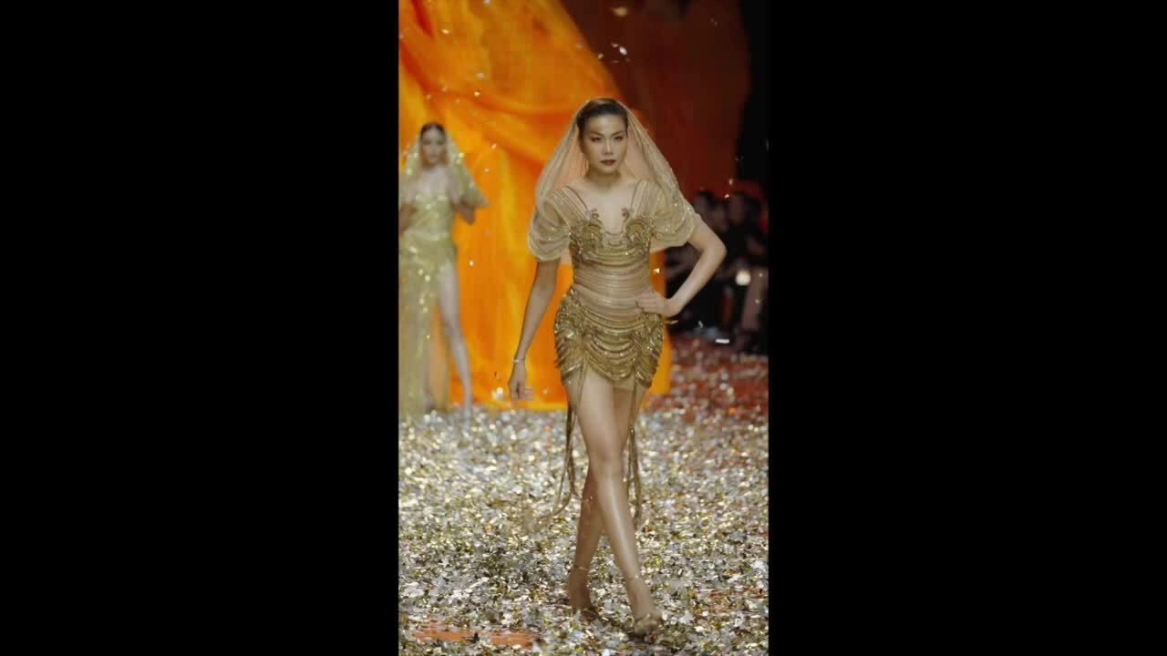 Khoảnh khắc catwalk của Thanh Hằng