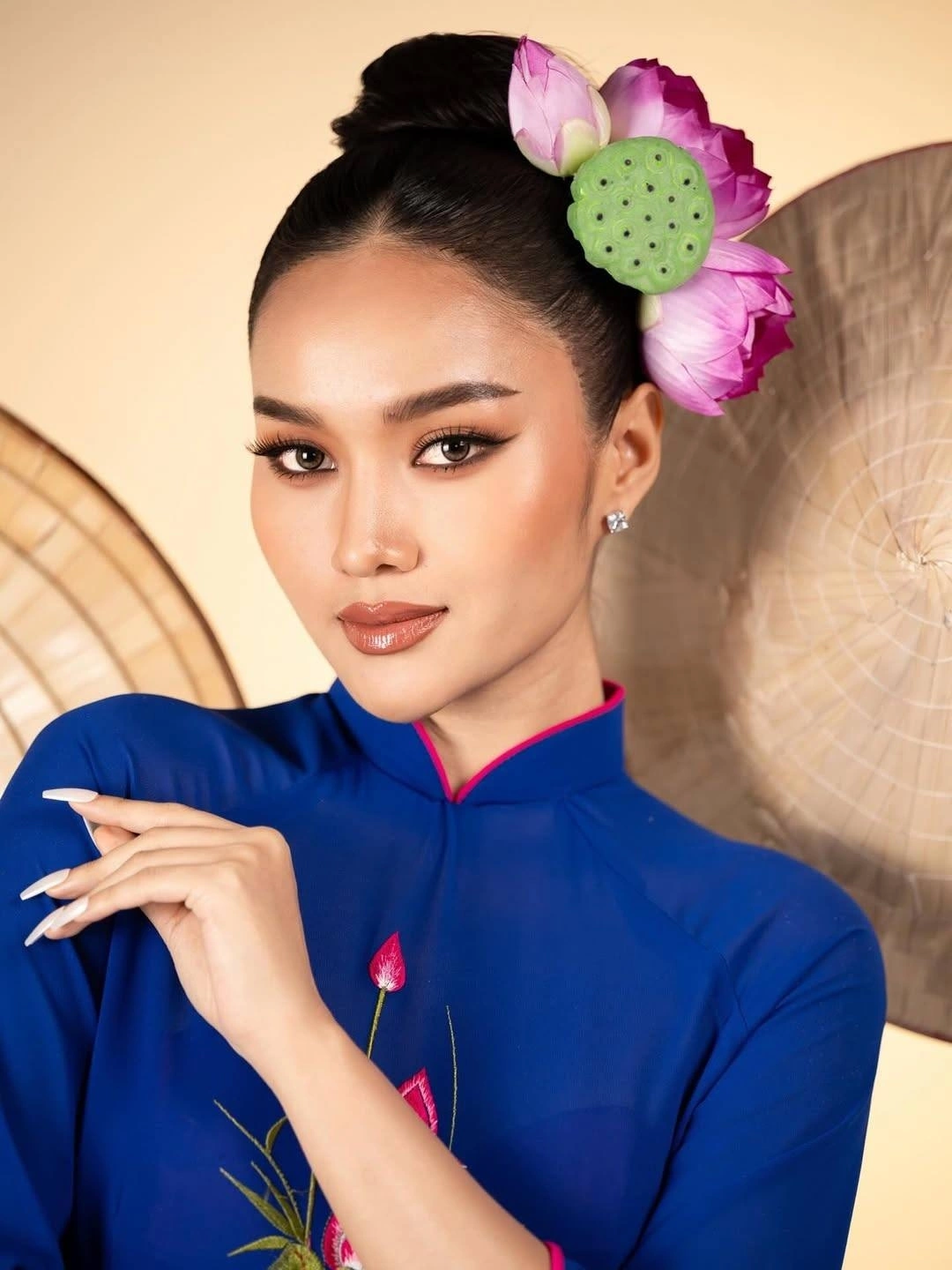 Miss World Thailand 2026 tạo dáng với trang phục truyền thống của Thái Lan và Việt Nam