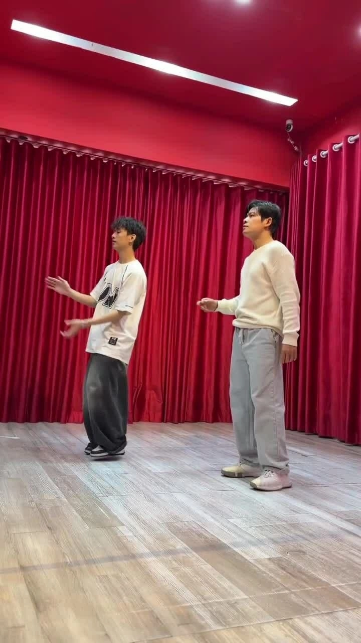 Nguyễn Văn Chung luyện vũ đạo thi 'Anh trai vượt ngàn chông gai'