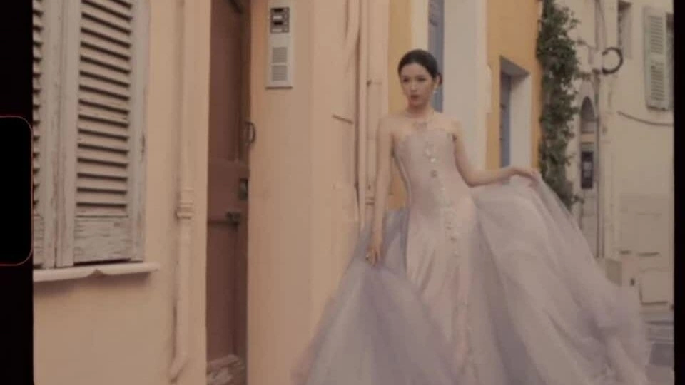 Châu Dã tạo dáng với đầm Phan Huy