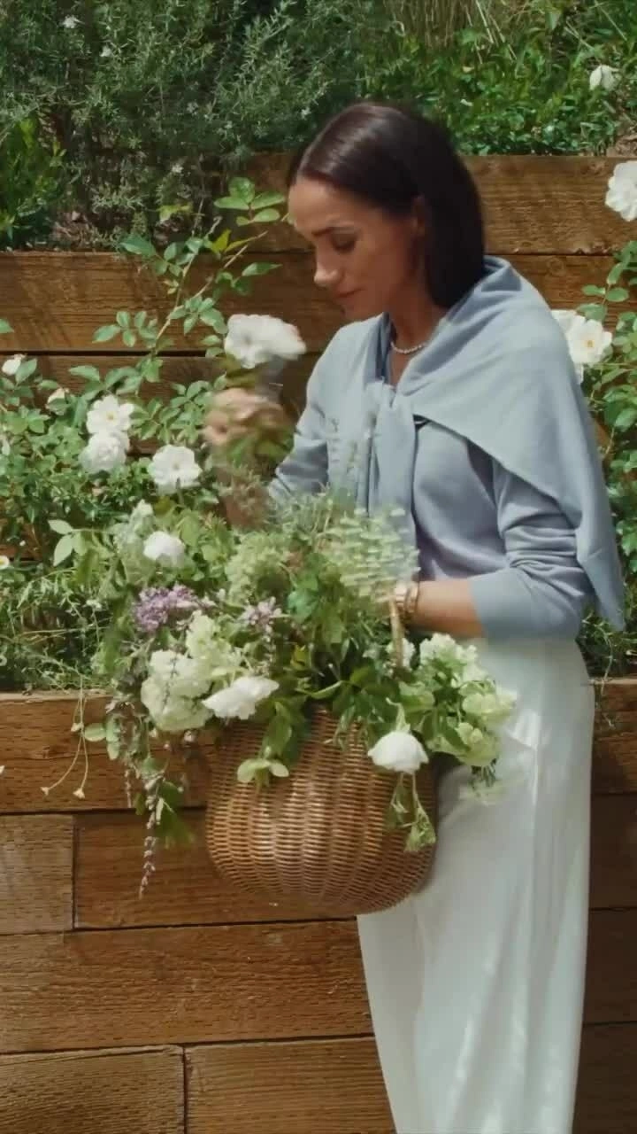 Meghan Markle đeo dây chuyền kim cương trong quảng cáo