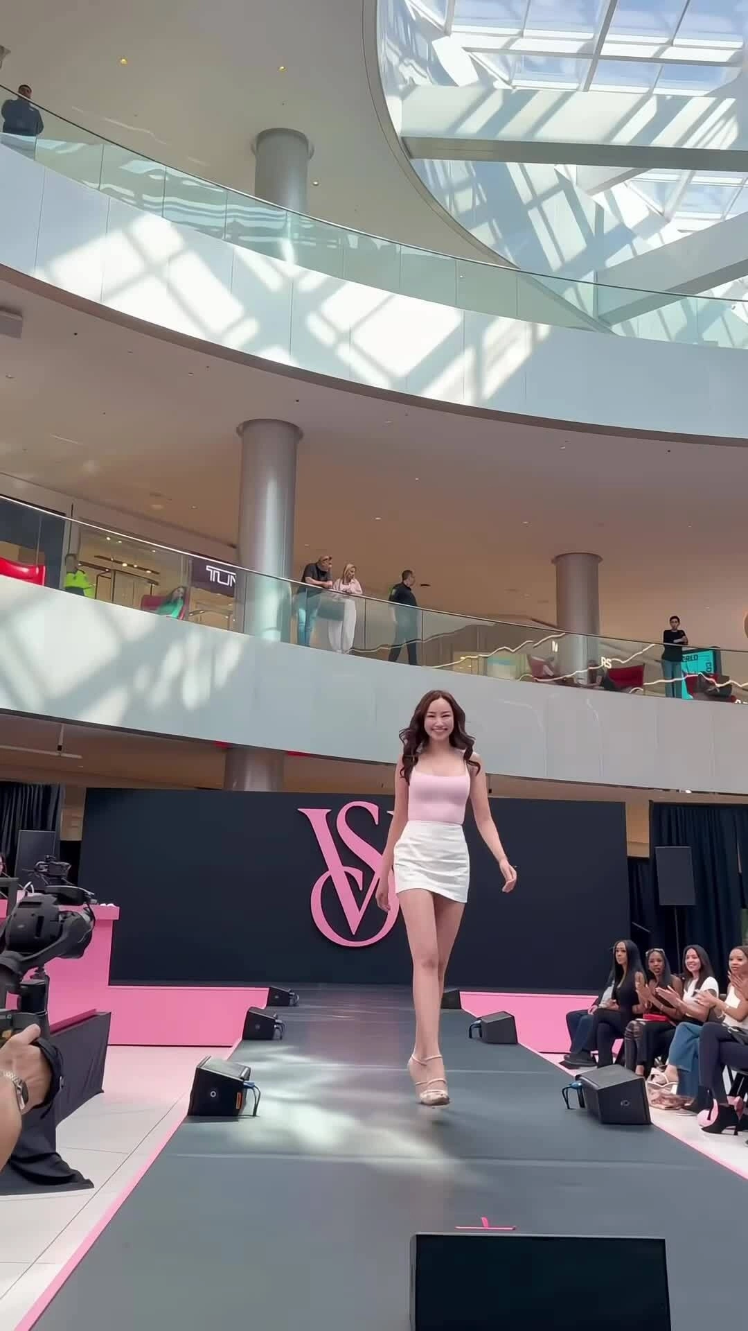 Trúc Diễm catwalk ở vòng casting Victoria's Secret 2026