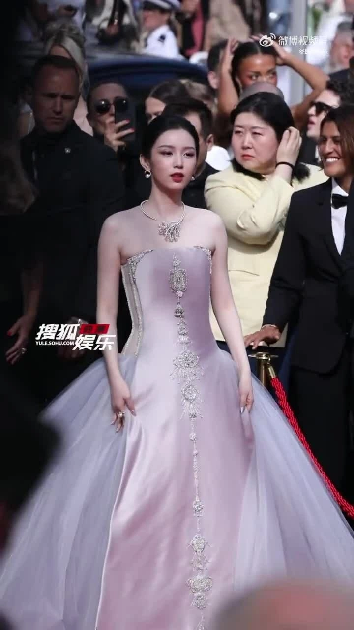 Châu Dã mặc đầm Phan Huy ở Cannes