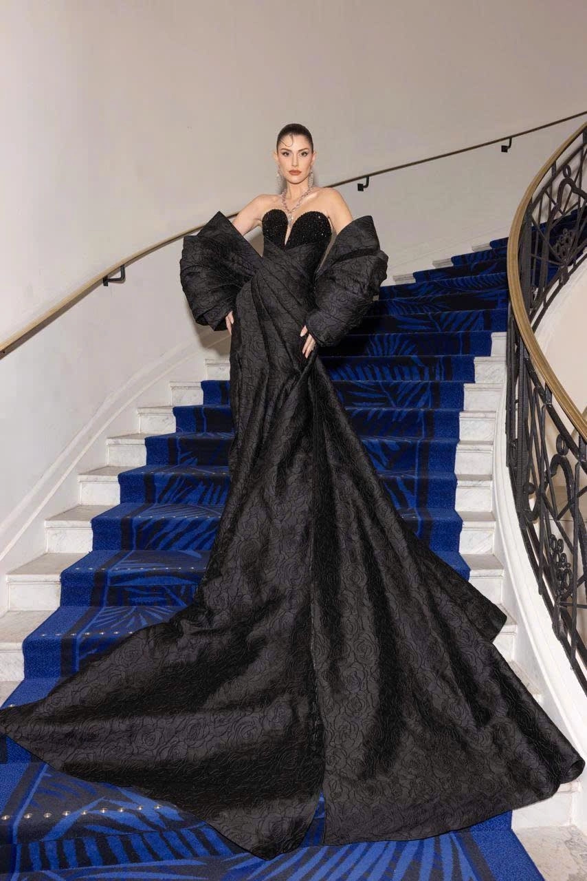 'Hoa hậu đẹp nhất thế giới' diện đầm của Lê Thanh Hòa ở Cannes