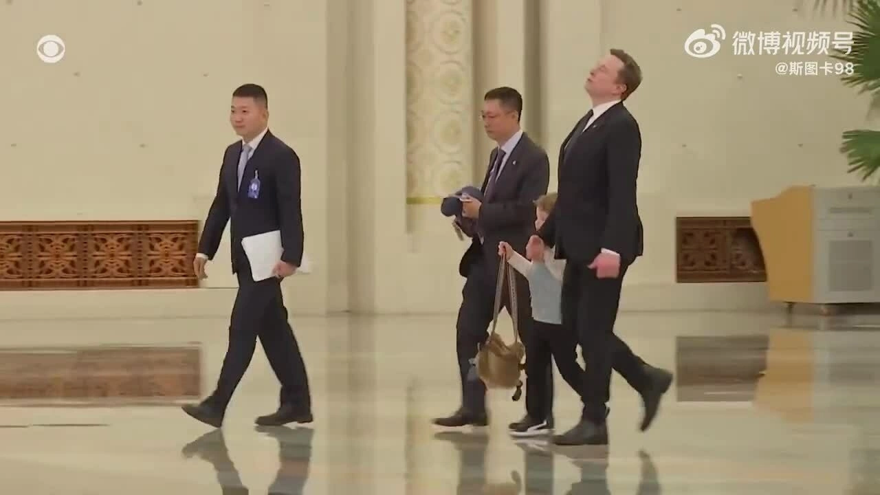 Túi đeo ngụ ý may mắn, tài lộc của trai Elon Musk