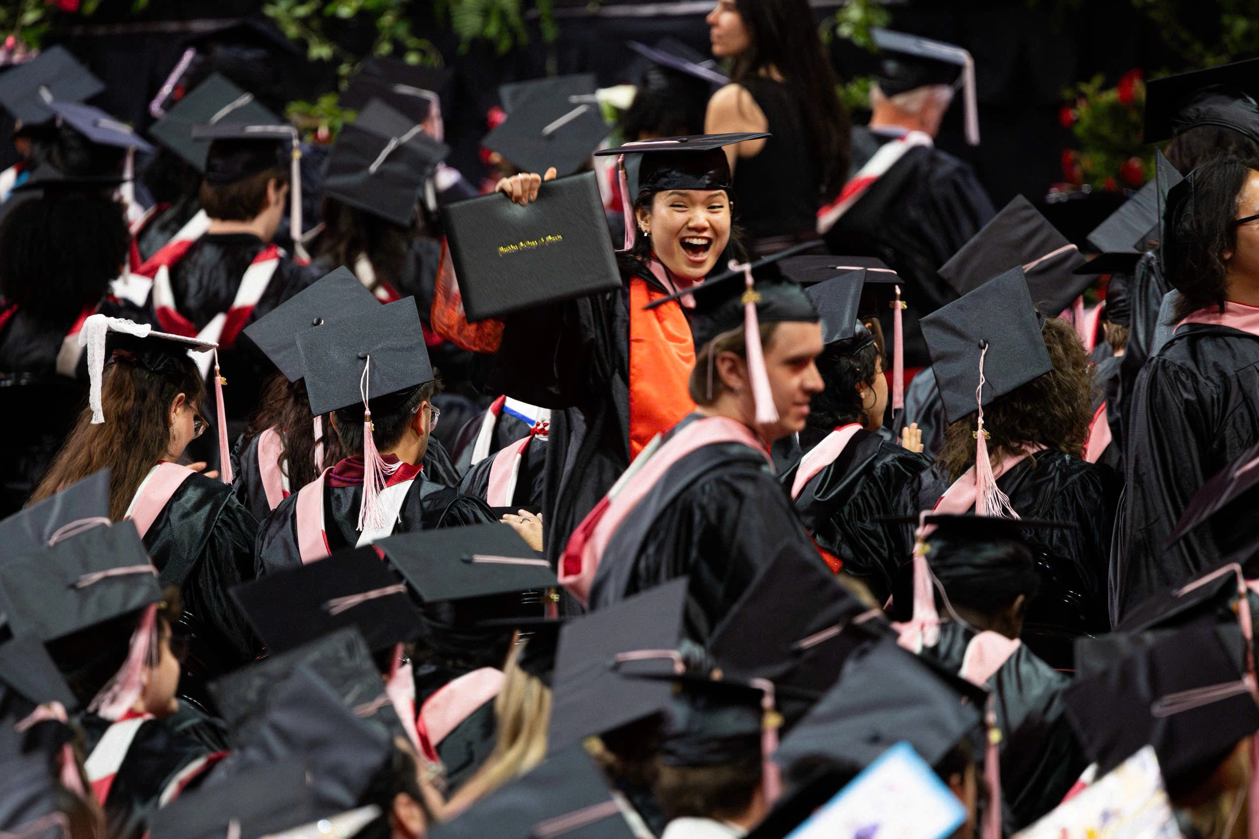 Con gái Trần Mạnh Tuấn nhận bằng tốt nghiệp đại học tại Mỹ